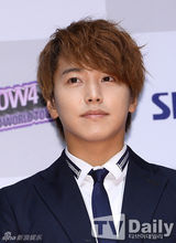 组图：SJ3D新片首映式 众成员正装出席宣传