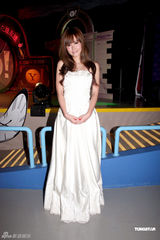 组图：傅颖公主裙上阵可爱甜美 暧昧牵手罗仲谦