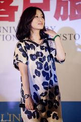 幻灯图：秦海璐广州亮相 与代言品牌联手做慈善