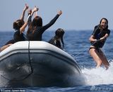 组图：史泰龙与妻女海边度假 裸身秀刺青爆青筋