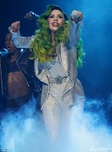 组图：Gaga贝壳胸罩变人鱼公主 穿闪钻内裤抢镜