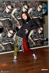 高清图：容祖儿为演唱会彩排 地狱式拉筋刻苦训练