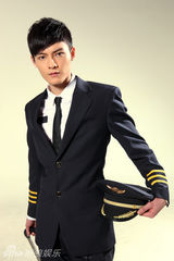 组图：冯铭潮“空少”制服写真 型男造型魅力四射