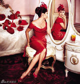 组图：佩内洛普火红大片美艳 手拿酒杯高贵性感