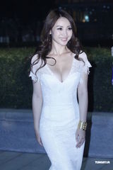 组图：李湘火红裙看秀 柳岩酥胸半露呼之欲出