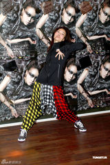 高清图：容祖儿为演唱会彩排 地狱式拉筋刻苦训练