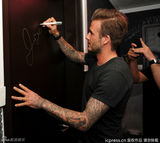 组图:小贝退役闲钱赚不完 签名秀真迹