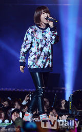 组图：2NE1与BEAST等韩团拼盘开唱秀劲舞