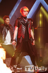 组图：神话打榜夺冠李孝利性感 EXO回归显狼性