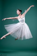 组图：新生代偶像桐溪变身红裙佳人 为国庆而舞