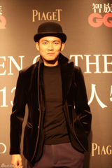 组图：钟汉良锦荣亮相年度人物颁奖礼