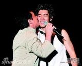 组图：盘点王力宏同性绯闻 曾被成龙黑人强吻