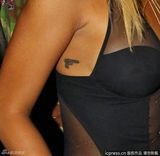 组图：蕾哈娜透视装配烈焰红唇 性感显露手枪纹身