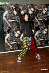 高清图：容祖儿为演唱会彩排 地狱式拉筋刻苦训练