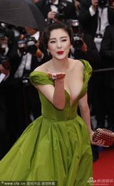 组图：戛纳开幕红毯众星争艳 深V爆乳透视美背