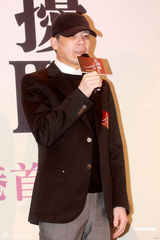 组图：《非2》香港首映 舒淇与葛优牵手走红毯