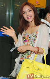 组图：T-ara赴日巡演休闲装亮相机场