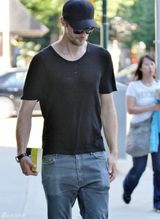 组图：“吸血鬼”亚历山大随性打扮 掐书散步