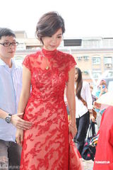 组图：Ella订婚宴现场图曝光 大花轿喜庆阿雅送祝福