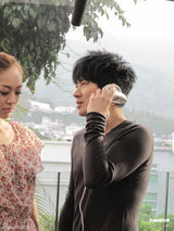 组图：孙耀威MV携手松冈李那亲足两小时