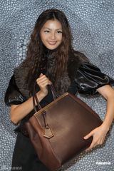 组图：林嘉绮15公分高跟鞋走秀破除怀孕传言