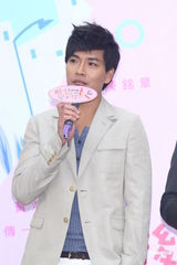 组图：杨丞琳出席新戏首映会 “醉”爱张孝全