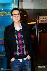 幻灯图：《线人》杀青设宴 谢霆锋不知2胎是男是女