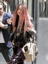 组图：德普未婚妻艾梅柏片场赶拍 化身粉发妖姬