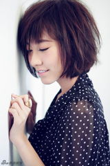 组图：高露清新写真曝光 笑容甜美素雅妆容文艺风