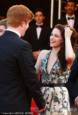 组图：暮光女戛纳走秀罩杯小难撑深V