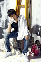 组图：陈威翰新年大片化身粉刷匠魅力气质