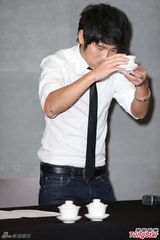 组图：曹格酒后闹事召开记者会 敬三杯茶道歉