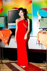 组图：周杰伦绯闻女友陈以庭红裙代言 妩媚俏皮