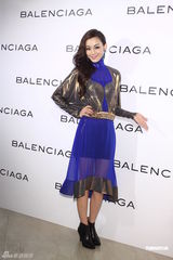 组图：范玮琪时尚范儿站台 昆凌打扮密实不敢露