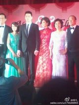 组图：Ella屏东老家办订婚宴 坐大红花轿席开60桌