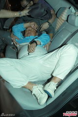 组图：谭咏麟携子低调庆生 曾志伟烂醉被抬离场