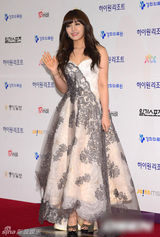 组图：郑恩地亮相百想红毯 低胸花裙华丽