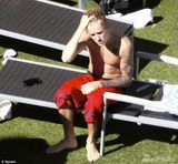 组图：比伯晒日光浴裸女陪伴 做俯卧撑胸肌结实