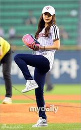 组图：A-pink孙娜恩担任开球嘉宾引男球员围观