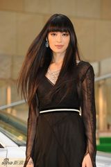 组图：栗山千明亮相绿毯 黑裙冷艳长发飘飘