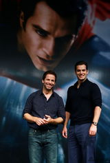 组图：《超人：钢铁之躯》施耐德与卡维尔亮相