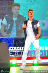 组图：贾斯汀比伯东京献唱 自摸裤裆表情超拽
