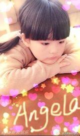 组图：Angela生活照宛若时装秀 超萌小妞爱发箍