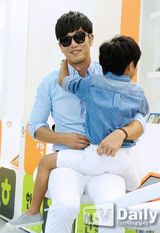 组图：李钟赫李俊秀父子穿亲子装出席签名会