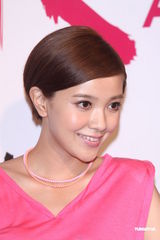 组图：林俊杰获票选人气男艺人 谢谢周杰伦相挺