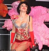 组图：人妖羽毛丝带装透内裤 狂摇头露巨乳失态