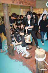 组图：袁咏仪方力申身体力行挑水做慈善