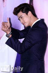 组图：玉泽演与李妍熙携手卖萌亮相釜山红毯