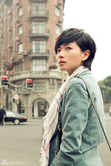 组图：魏千翔演绎唯美图片小品 痴恋都市女子