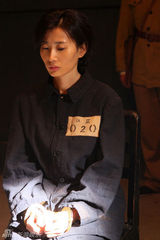 幻灯图：《告密者》剧照曝光 吕夏为信仰不计形象